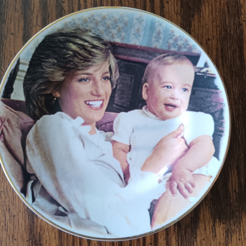 MINT CONDITION, NO FLAWS FINSBURY FINE BONE CHINA H.R.H. PRINCE WILLIAM OF WHALE